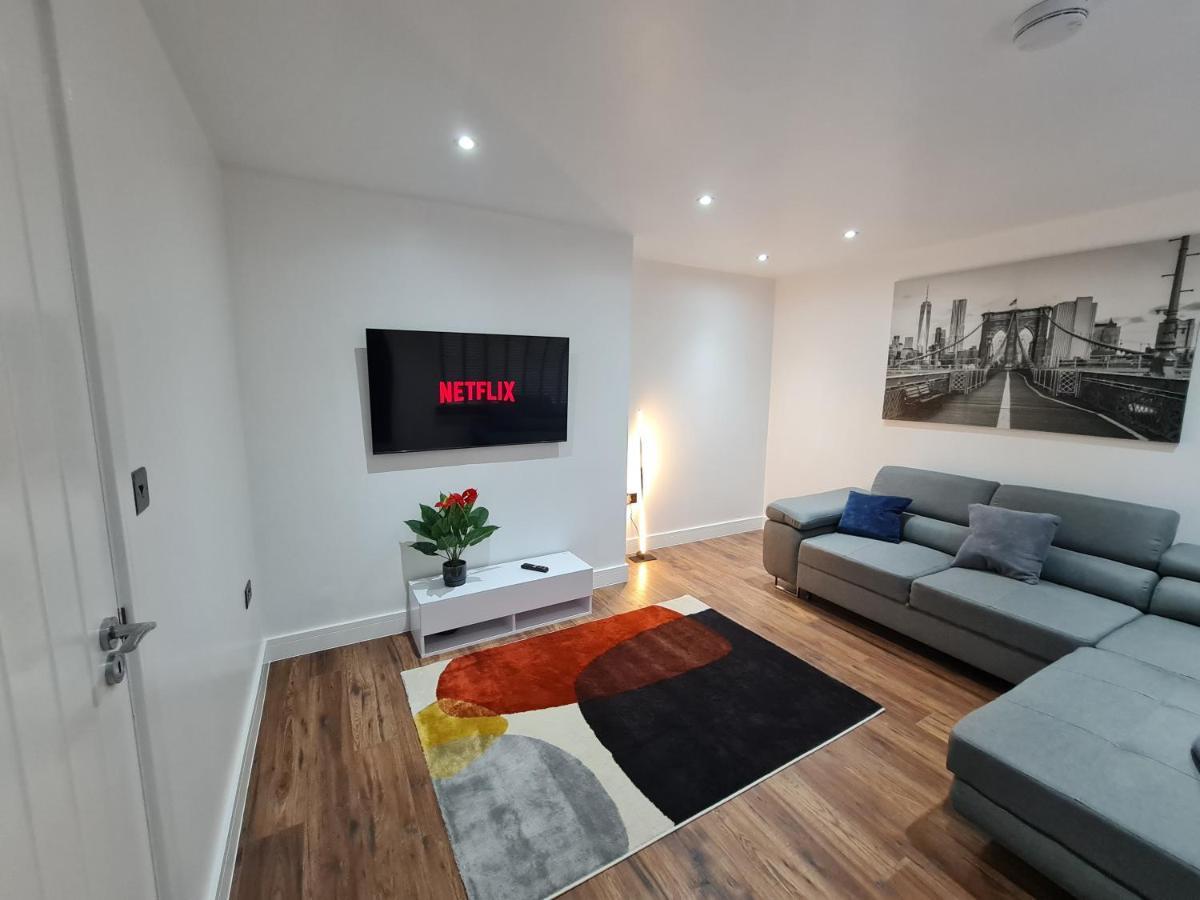 Elm Park Cheerful 4-Bedroom Holiday Home Hornchurch Esterno foto